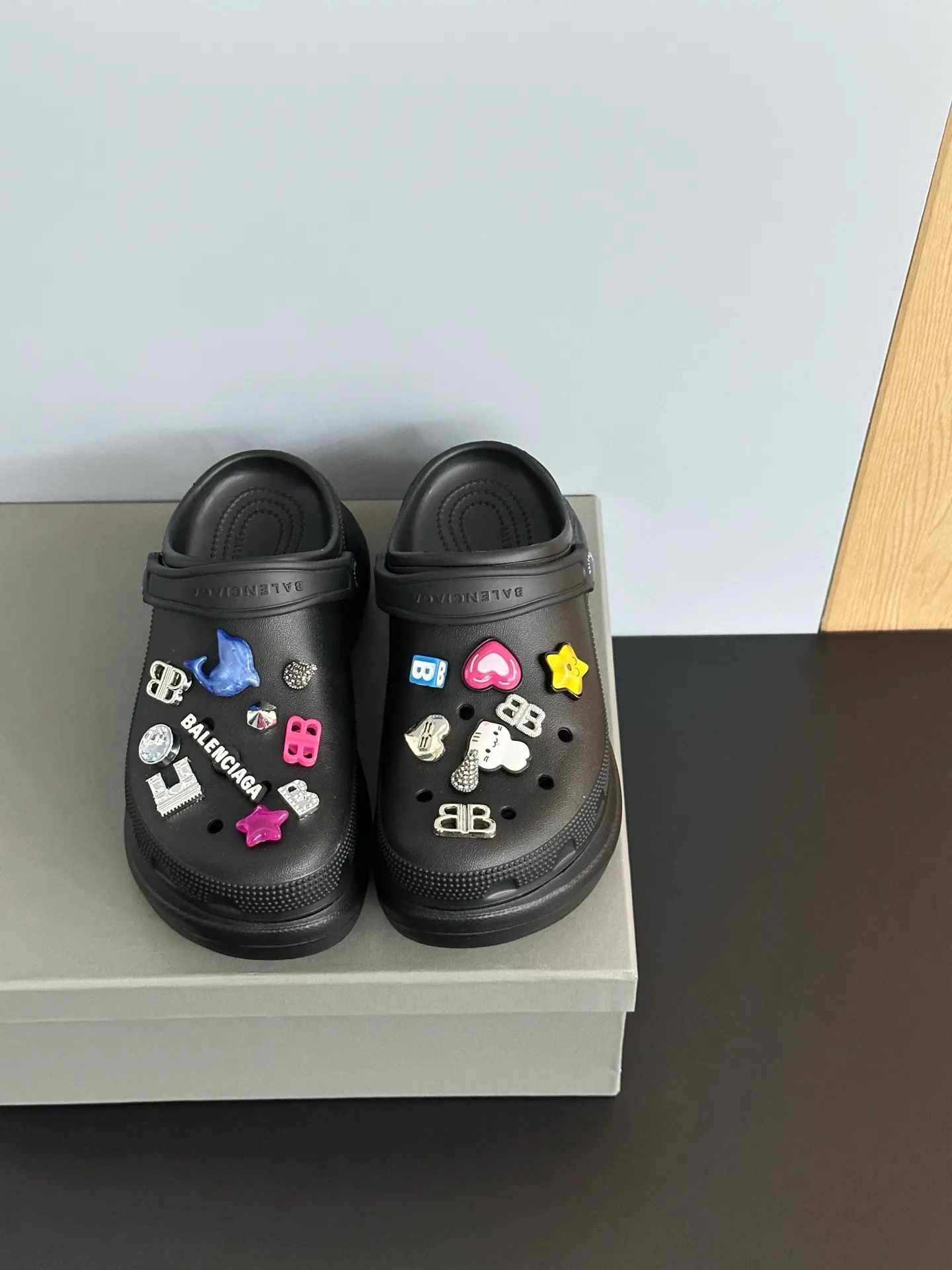 👟👟Ex-factory price 520👟👟 𝗕𝗮𝗹𝗲𝗻𝗰𝗶𝗮𝗴𝗮Heightening Crocs for Couples Original model opening. Original factory data. Men’s and women’s models with different graphics and pattern designs. DIY accessories with matching versions. 6cm heightening modo integrated shoe body structure. Lightweight material with high degree of detail restoration. Code number: 35-41 (40.41 non-refundable) Original packaging